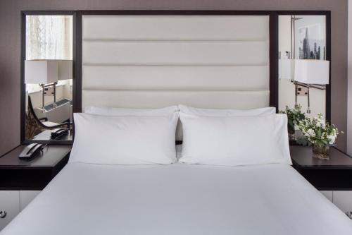Habitación con cama extragrande del hotel Park South. Foto 1