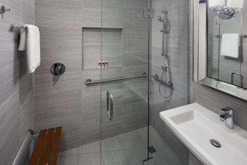 Habitación con cama extragrande y ducha adaptada - Adaptada para personas de movilidad reducida del hotel Park South. Foto 1