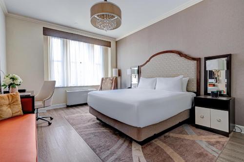 Habitación con cama extragrande y ducha adaptada - Adaptada para personas de movilidad reducida del hotel Park South. Foto 3