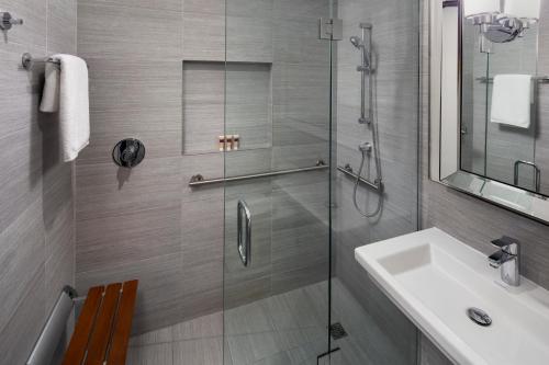 Habitación con cama extragrande y ducha adaptada - Adaptada para personas de movilidad reducida del hotel Park South. Foto 3