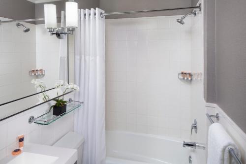 Habitación con cama grande del hotel Park South. Foto 1