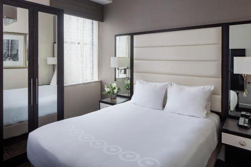 Habitación con cama grande del hotel Park South. Foto 3