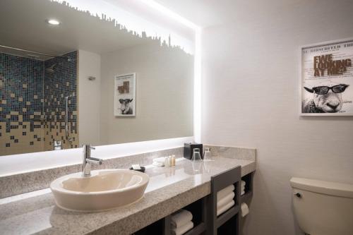 Habitación Doble adaptada para personas con discapacidad auditiva y movilidad reducida con bañera adaptada - 2 camas dobles del hotel Renaissance Times Square. Foto 6