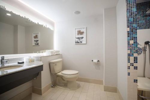 Habitación Doble adaptada para personas con discapacidad auditiva y movilidad reducida con bañera adaptada - 2 camas dobles del hotel Renaissance Times Square. Foto 8