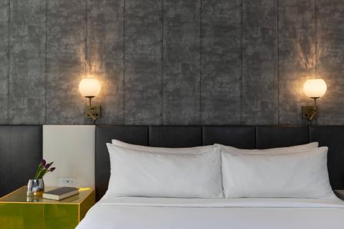 Habitación Doble - adaptada para personas con problemas de audición - cama extragrande del hotel Renaissance Times Square. Foto 1