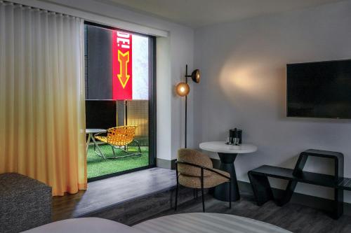 Habitación Terrace Times Square con balcón - 1 cama extragrande del hotel Renaissance Times Square. Foto 4