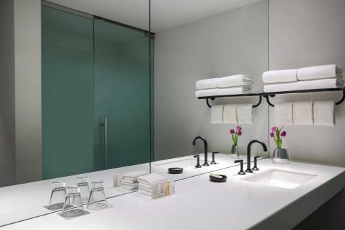 Habitación Terrace Times Square con balcón - 1 cama extragrande del hotel Renaissance Times Square. Foto 9