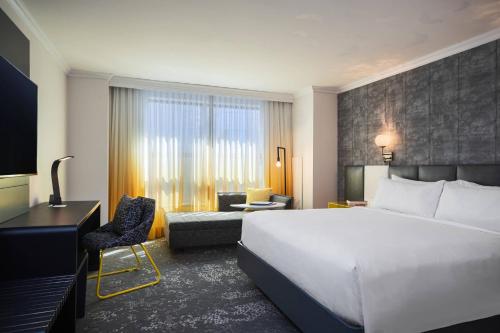 Habitación Deluxe con cama extragrande y bañera adaptada - Apta para personas con discapacidad auditiva y movilidad reducida del hotel Renaissance Times Square
