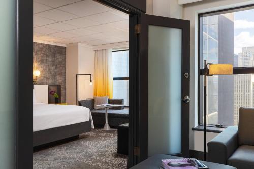 Suite Executive de 1 dormitorio con cama extragrande - Planta superior del hotel Renaissance Times Square. Foto 2