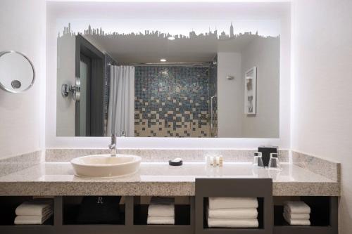 Suite Executive de 1 dormitorio con cama extragrande - Planta superior del hotel Renaissance Times Square. Foto 3