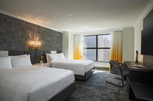 Habitación con vistas a la ciudad - 2 camas dobles del hotel Renaissance Times Square. Foto 1