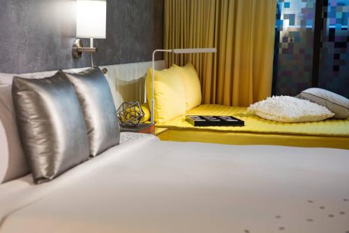 Habitación Terrace Times Square con balcón - 1 cama extragrande del hotel Renaissance Times Square. Foto 3