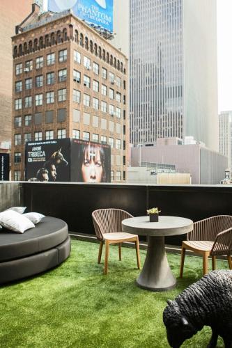 Habitación Terrace Times Square con balcón - 1 cama extragrande del hotel Renaissance Times Square. Foto 5
