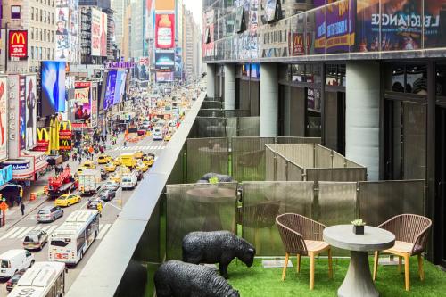 Habitación Terrace Times Square con balcón - 1 cama extragrande del hotel Renaissance Times Square. Foto 6