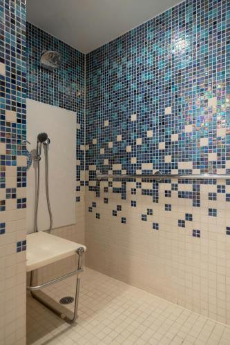 Habitación adaptada para personas con movilidad reducida con bañera adaptada - 1 cama extragrande del hotel Renaissance Times Square. Foto 7