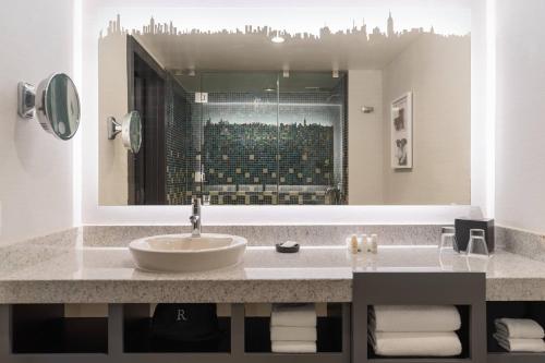 Habitación Doble - adaptada para personas con problemas de audición - cama extragrande del hotel Renaissance Times Square. Foto 3
