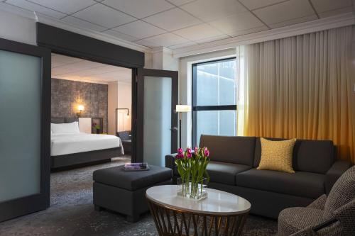 Suite Executive de 1 dormitorio con cama extragrande - Planta superior del hotel Renaissance Times Square