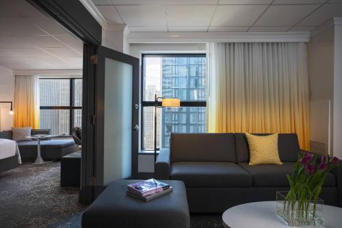 Suite Executive de 1 dormitorio con cama extragrande - Planta superior del hotel Renaissance Times Square. Foto 1