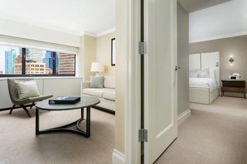 Suite King con zona de estar - Planta Manhattan del hotel The Manhattan at Times Square
