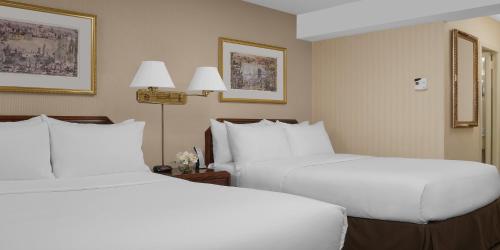 Habitación Doble Estándar con 2 camas dobles del hotel The Manhattan at Times Square. Foto 2