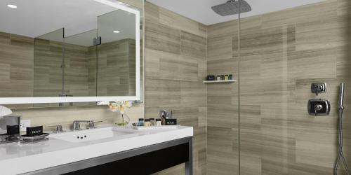 Suite con cama extragrande y zona de estar - Planta Manhattan del hotel The Manhattan at Times Square