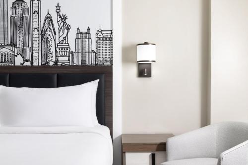 Habitación Premium con cama grande del hotel The Manhattan at Times Square. Foto 2