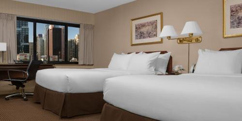 Habitación Doble Estándar con 2 camas dobles del hotel The Manhattan at Times Square. Foto 3