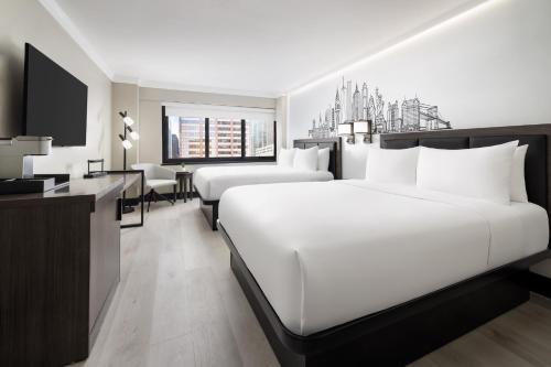 Habitación Premium Queen con 2 camas queen del hotel The Manhattan at Times Square. Foto 3