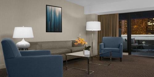 Suite con cama grande y balcón del hotel The Manhattan at Times Square. Foto 1