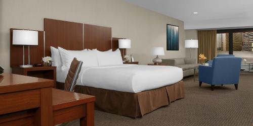 Suite con cama grande y balcón del hotel The Manhattan at Times Square. Foto 2