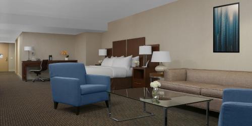 Suite con cama grande y balcón del hotel The Manhattan at Times Square. Foto 3