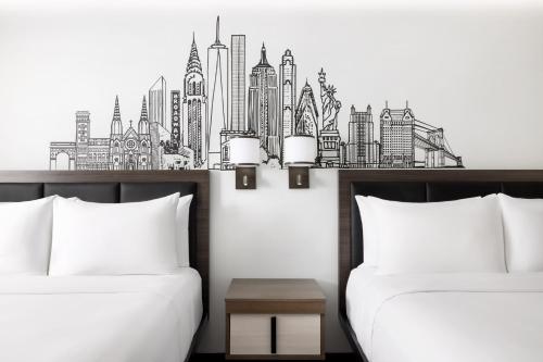 Habitación Premium Queen con 2 camas queen del hotel The Manhattan at Times Square. Foto 4