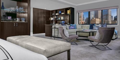 Suite King con zona de estar - Planta Manhattan del hotel The Manhattan at Times Square. Foto 2
