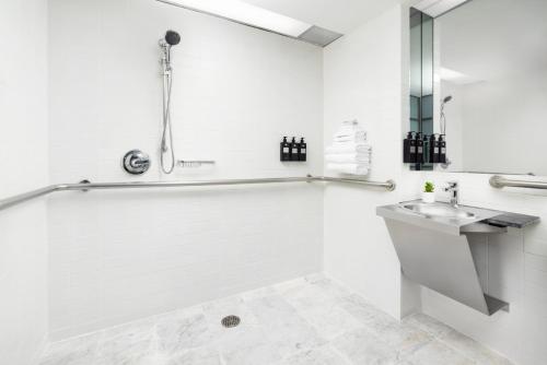 Habitación con cama extragrande y ducha a ras de suelo - Adaptada para personas con movilidad reducida del hotel Shoreham. Foto 1
