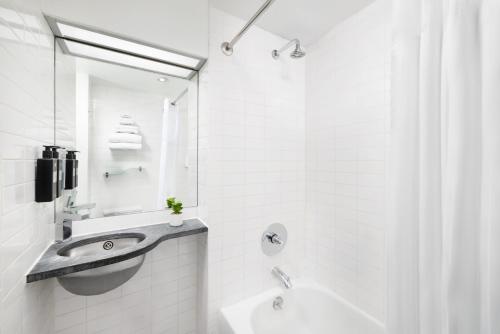 Habitación con cama extragrande y ducha a ras de suelo - Adaptada para personas con movilidad reducida del hotel Shoreham. Foto 3