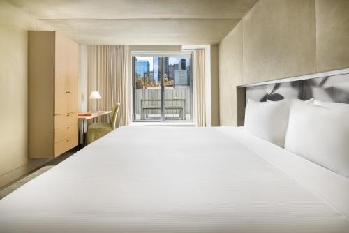Habitación con cama extragrande y balcón del hotel Shoreham
