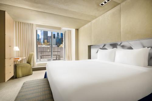 Habitación con cama extragrande y balcón del hotel Shoreham. Foto 1