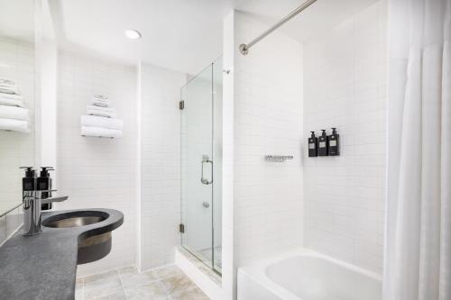 Suite de 1 dormitorio con cama grande del hotel Shoreham. Foto 4