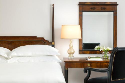 Habitación Deluxe con cama extragrande del hotel The Michelangelo - A Starhotel