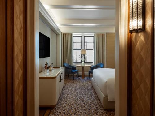 Habitación Deluxe adaptada para personas de movilidad reducida, con cama extragrande del hotel The Surrey. Foto 1