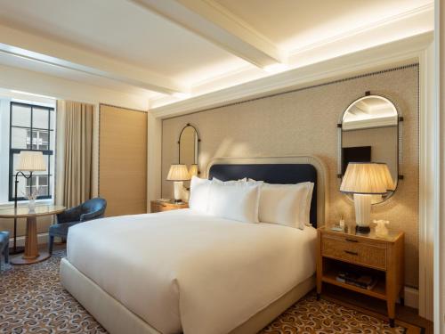 Habitación Deluxe adaptada para personas de movilidad reducida, con cama extragrande del hotel The Surrey. Foto 3