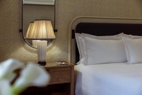 Habitación Deluxe adaptada para personas de movilidad reducida, con cama extragrande del hotel The Surrey. Foto 4