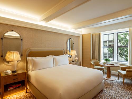 Habitación Grand Deluxe con 1 cama extragrande del hotel The Surrey. Foto 1