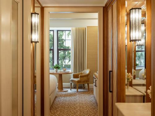 Habitación Grand Deluxe con 1 cama extragrande del hotel The Surrey. Foto 2