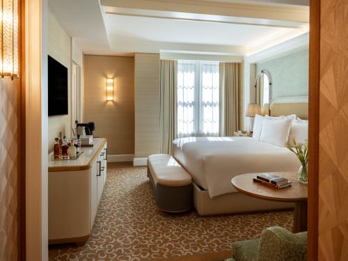 Habitación Executive con cama extragrande del hotel The Surrey. Foto 2