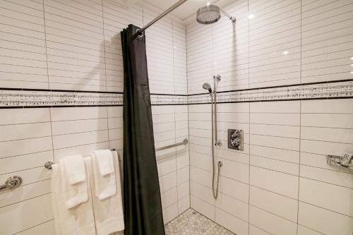 Habitación Deluxe adaptada para personas con discapacidad - 1 cama grande del hotel THE EVELYN. Foto 1