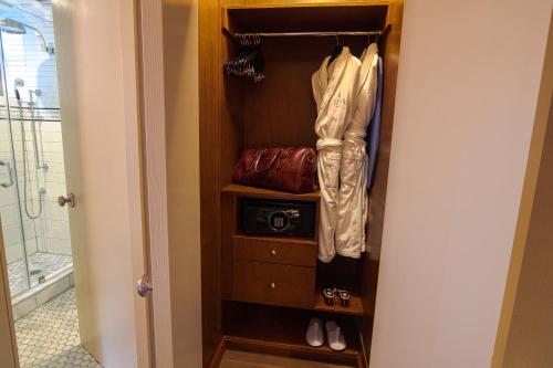 Habitación Deluxe adaptada para personas con discapacidad - 1 cama grande del hotel THE EVELYN. Foto 2