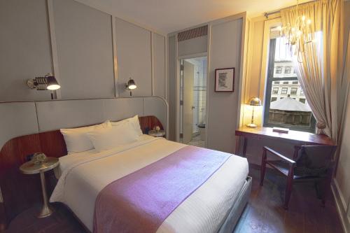 Habitación Deluxe adaptada para personas con discapacidad - 1 cama grande del hotel THE EVELYN. Foto 3