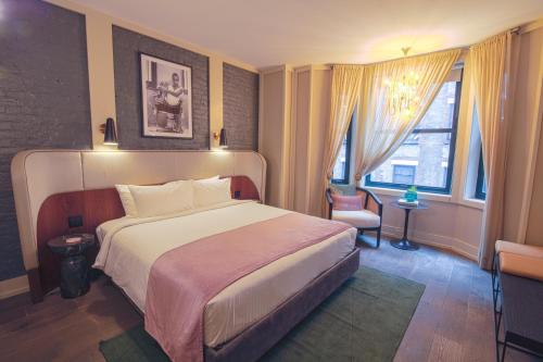 Suite NoMad con 1 cama extragrande del hotel THE EVELYN. Foto 3