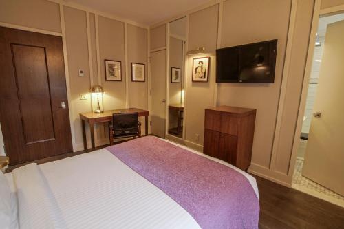 Habitación Superior con cama Queen del hotel THE EVELYN. Foto 4